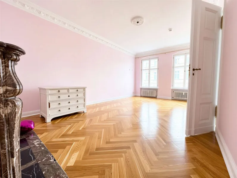 Großzügige Altbauwohnung mit repräsentativem Flair, zwei Eingängen und luxuriösem Masterbereich — photo 1